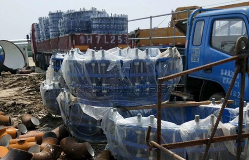 “鞏義市污水處理廠改擴建工程項目”單法蘭傳力接頭卸貨現場